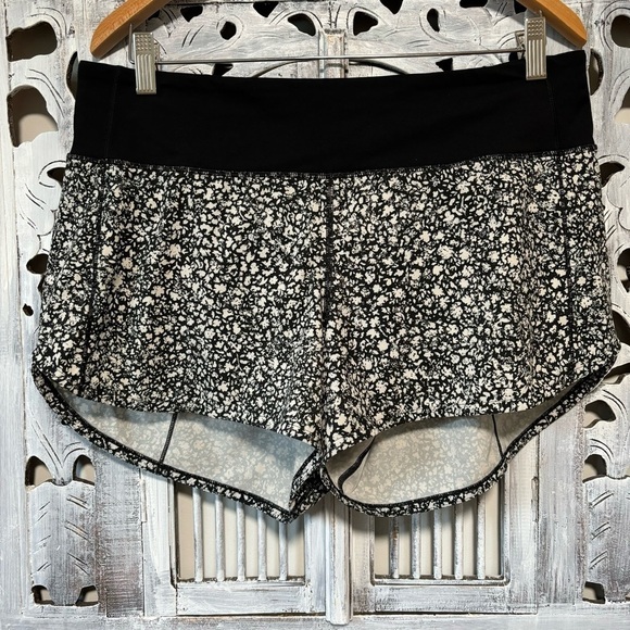 Lululemon Speed Up Short 2.5 Low Rise Daisy Dust Alpine White Black /Black - Picture 5 of 11